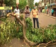 উমপুনের তাণ্ডবলীলার পর ৬ দিন কেটে গেলেও, বিদ্যুৎ সংযোগ ফেরেনি বিভিন্ন জায়গায়, চূড়ান্ত দুর্গতি পোহাতে হচ্ছে শিশু, বয়স্ক ও অসুস্থদের