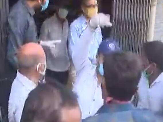 રાજકોટ: પાન-મસાલા લેવા મોટી સંખ્યા લોકો ઉમટ્યા, સોશિયલ ડિસ્ટન્સના ઉડ્યા ધજાગરા, જુઓ વીડિયો 