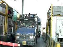 Ground Report: ट्रकों में भर-भरकर महाराष्ट्र से यूपी पहुंच रहे हैं मजदूर