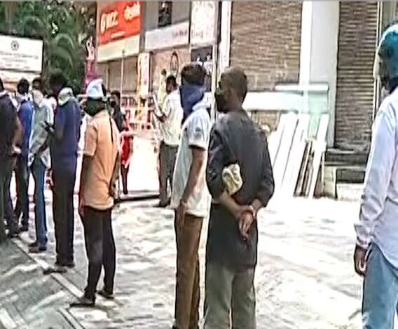 Lockdown 3 | लॉकडाऊच्या तिसऱ्या टप्प्यात मोठी शिथिलता; पुण्यात दारुच्या दुकानाबाहेर लोकांच्या रांगा