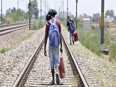 Union Home Secretary की राज्यों को चिठ्ठी, मजदूरों को रेलवे ट्रेक पर न चलने दे