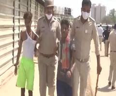 गुजरातच्या अहमदाबादेत मजुरांचा आक्रोश; पोलिसांना मजुरांवर लाठीचार्ज करण्याची वेळ