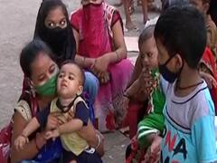 Mumbai: गोद में छोटे-छोटे बच्चों को लेकर पलायन कर रहीं महिलाएं, खाने-पीने का भी नहीं कोई इतजाम