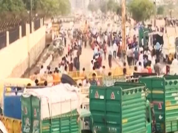 Delhi: सब्जी खरीदने के नाम पर social distancing भूले लोग