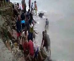 দেখুন: বাড়ছে জলস্তর, জলোচ্ছ্বাসে রাস্তায় ছিটকে পড়ছে বোল্ডার 