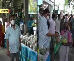 লকডাউনে এলাকায় সব্জি বিলি মেয়র পারিষদ তারক সিংহের