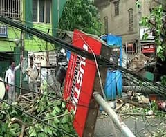 জল, বিদ্যুতের দাবিতে স্থানীয়দের বিক্ষোভ-অবরোধ, পুলিশ বলছে ‘দেখছি, দেখছি’