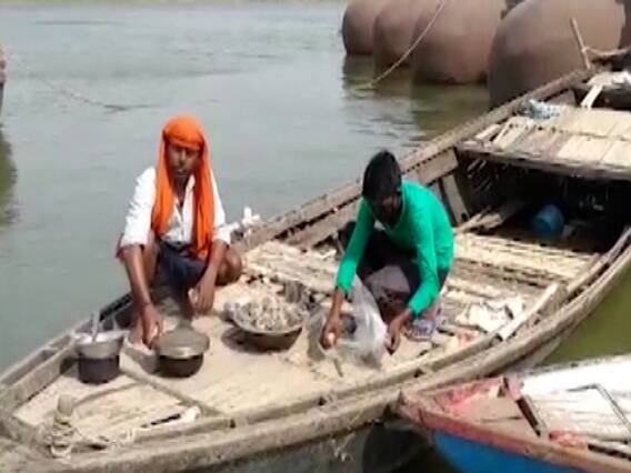 Varanasi: गुजरात से लौटे दो मजदूरों ने नाव पर खुद को किया क्वारंटीन