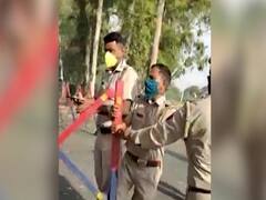 Mathura: Rajasthan से बिना इजाजत आ रहे मजदूरों को रोकने वाले UP police के जवानों को मिलेगा इनाम