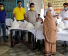 দক্ষিণ ২৪ পরগনার নামখানা ব্লকের বিভিন্ন গ্রামে ত্রাণ বিলি লেক কালীবাড়ি কর্তৃপক্ষের 