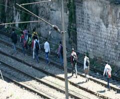 হাওড়ায় রেললাইন ধরে হেঁটে ঝাড়খণ্ডে ফেরার চেষ্টা পরিযায়ী শ্রমিকদের 