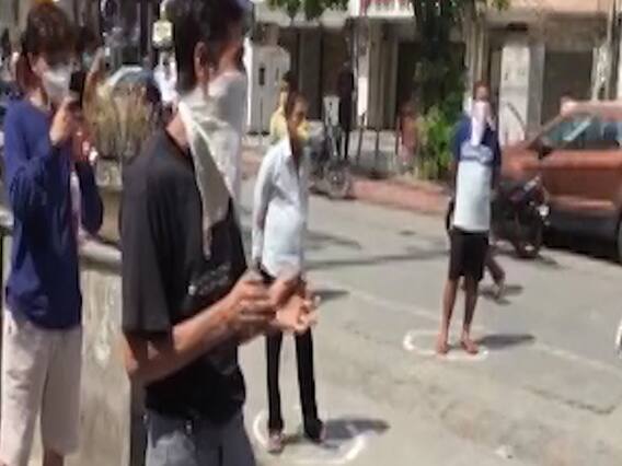 Noida में शराब दुकान खुलने पर लोगों ने बजाई ताली