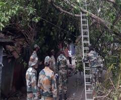 উমপুন: গড়িয়াহাট থেকে বেহালা, রাস্তায় পড়া গাছ সরাতে তৎপর সেনা