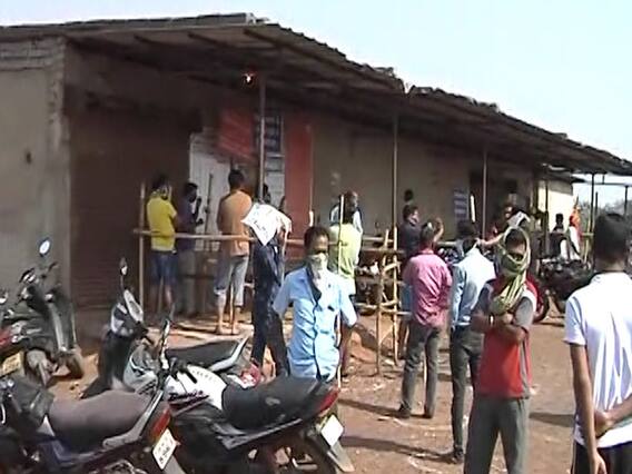 Raipur में शराब दुकान के बाहर लम्बी कतार