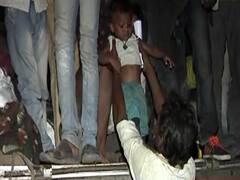 Raipur: ठसाठस भरे ट्रक में बिलखते बच्चे की तस्वीर