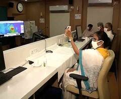 ঘূর্ণিঝড় উমপুন: নবান্নের কন্ট্রোল রুমে থেকে পরিস্থিতির দিকে নজর রাখলেন মমতা