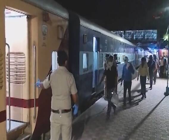 Lockdown 4.0 | परप्रांतीय मजुरांना गावी परतण्यासाठी जादा ट्रेन सोडा; गृहमंत्र्यांचे सर्व राज्यांना आदेश