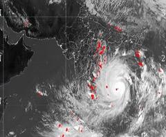 আমপানের প্রভাবে শহরে শুরু বৃষ্টি, ফাঁকা করা হচ্ছে বিপজ্জনক বাড়ি 