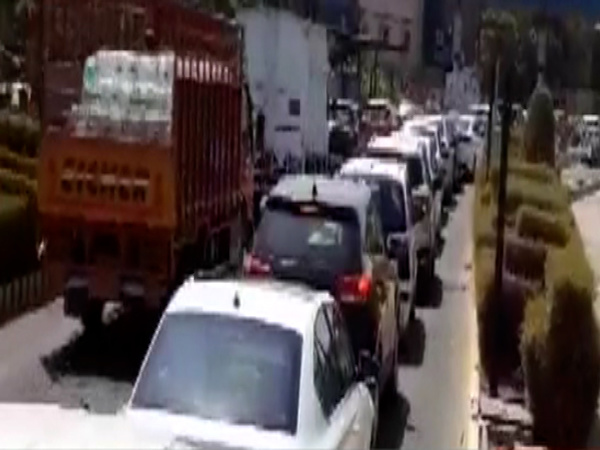 Lockdown: Delhi-Noida बॉर्डर पर लंबा ट्रैफिक जाम