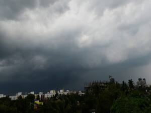 मानसून से पहले कई राज्यों में मौसम ने ली करवट, तेज हवाओं के साथ हुई बारिश