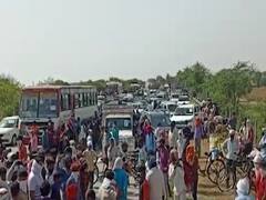 Yamuna Expressway पर मज़दूरों ने लगाया जाम..कर रहें हैं बस एक ही मांग | ABP News Hindi