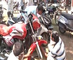 Lockdown 3 | लॉकडाऊनमुळे गाड्यांचं नुकसान; गाड्या दुरुस्ती करण्यासाठी गॅरेजवर गर्दी