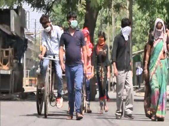 Lockdown 3: घर जाने के लिए बसों की तलाश में पैदल निकले लोग, Noida से देखिए ये रिपोर्ट