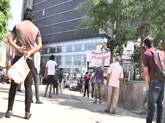 Lockdown: Noida सेक्टर 18 में शराब की दुकानों पर लंबी लाइन,सोशल डिस्टैंसिंग का हो रहा पालन