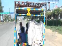 Ground Report: गन्ना मशीन की गाड़ी पर सवार होकर नोएडा से बरेली पलायन कर रहा परिवार