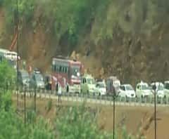 Sindhudurg Migrants | सिंधुदुर्ग खारेपाटण चेकपोस्टवर वाहनांच्या तीन किलोमीटरपर्यंत रांगा,गावी परतण्याची धडपड