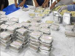 Lucknow में पलायन कर रहे लोगों को भोजन करा रहे हैं कुछ लोग, देखिए रिपोर्ट