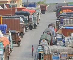 সংক্রমণের আশঙ্কায় পেট্রাপোল সীমান্তে ভারত-বাংলাদেশ বাণিজ্য বন্ধের দাবিতে বিক্ষোভ, পথ অবরোধ