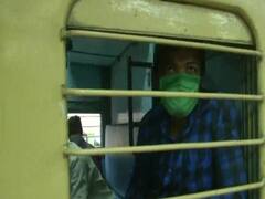 Ground Report: स्पेशल श्रमिक ट्रेन से दिल्ली से बिहार जा रहे मजदूर, भेजने से पहले हो रही स्क्रीनिंग