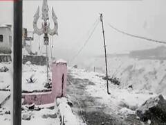 केदारनाथ मंदिर के चारो ओर बर्फ ही बर्फ