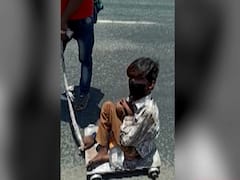 Jhansi: Migrants travel on foot to reach Madhya Pradesh