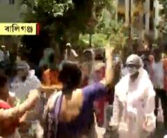 পুষ্পবৃষ্টি করে করোনা যোদ্ধাদের সম্মান বালিগঞ্জের বাসিন্দাদের 