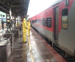 কেরল থেকে বাংলায় ফিরলেন ১১০০-এর বেশি পরিযায়ী শ্রমিক, দাবি, প্রত্যেককে ৯১০ টাকা খরচ করে টিকিট কাটতে হয়েছে