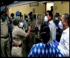 Lockdown 4.0 | ठाणे स्टेशनवर कालपासून परप्रांतीय मजूर ताटकळत; खासदार राजन विचारे-पोलिसांमध्ये वाद