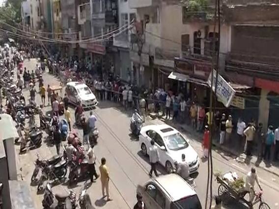 Delhi में शराब 70% महंगी होने के बाद भी दुकानों में भीड़