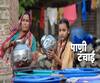 #WaterShortage | हंडाभर पाण्यासाठी रेल्वे बोगदा पार करून रुळावर गावकऱ्यांची पायपीट, इगतपुरी पाणी टंचाईचा प्रश्न ऐरणीवर