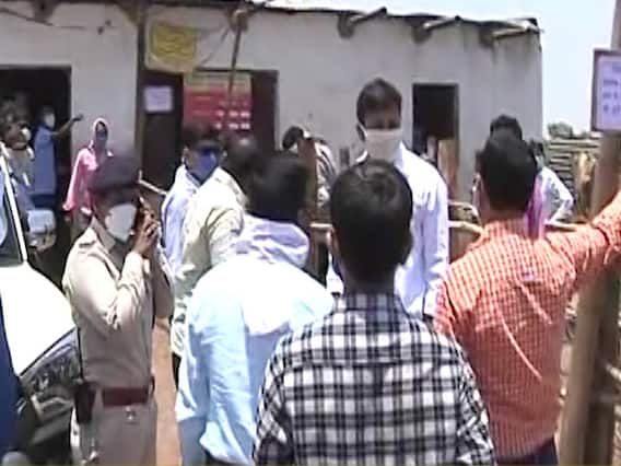 Chhattisgarh में ज्यादा भीड़ को देखते हुए शराब दुकान के बाहर बैरिकेड बढ़ाये गए 