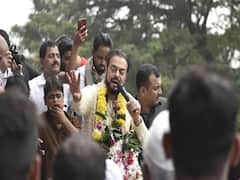 Abu Azmi stages protest against mistreatment of migrants