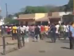 સુરતના હજીરાના મોરાગામ ખાતે કામદારો રસ્તા પર ઉતર્યા, પોલીસે ટોળાને વિખેરવા છોડ્યા ટિયરગેસના સેલ, જુઓ વીડિયો