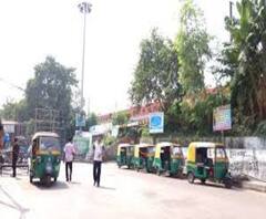 লকডাউন : সিঁথিতে পুরোনো ভাড়াতেই চলছে অটো, ভাড়া বাড়ানোর আশ্বাস স্থানীয় কাউন্সিলরের