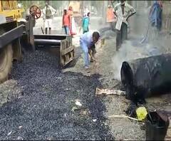 भिवंडीतील रस्ते दुरुस्तीसाठी निकृष्ठ साहित्याचा वापर, दक्ष नागरिकांमुळं ठेकेदाराचं पितळ उघडं