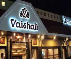 Pune | पुण्यात अन्नपदार्थांच्या पार्सल विक्रीला सुरुवात, वैशाली हॉटेलबाहेर पार्सल खरेदीसाठी रांग