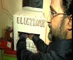 Innovation Of Sanitizer Machine | प्राध्यापकाने लावला केमिकल नसलेल्या इलेक्ट्रिक सॅनिटायझर मशीनचा शोध 