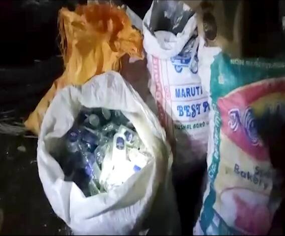 fake liquor | औरंगाबाद, परभणीत लाखो रुपयांची बनावट दारू पोलिसांकडून नष्ट | ABP Majha