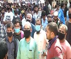 Lockdown 4.0 | महालक्ष्मी रेसकोर्स परिसरात मजूर एकवटले, यूपी बिहारसाठी बस सुटणार असल्याची अफवा