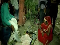 दिल्ली पुलिस ने की बुखार से तप रही दो महीने की बच्ची की मदद, पैदल ही पलायन कर रहा था परिवार